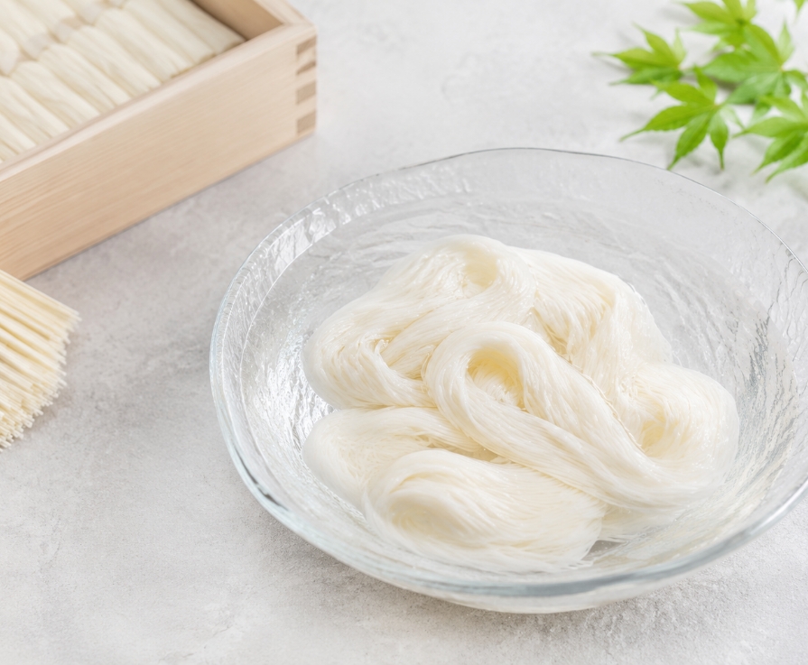 器に盛り付けた播州手延素麺