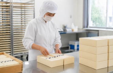 素麺を箱に詰めて出荷準備をするスタッフ