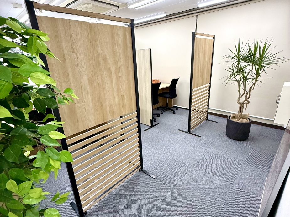 店舗内の仕切りと観葉植物